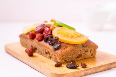 Meyveli kek ahşap arka plan üzerinde