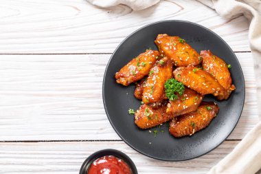 Beyaz susamlı ızgara tavuk kanadı.