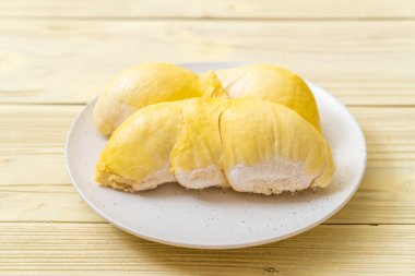 Ahşap zemin üzerinde taze Durian meyvesi