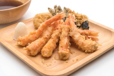 Beyaz arka plan üzerinde izole karides tempura (hırpalanmış kızarmış karides)
