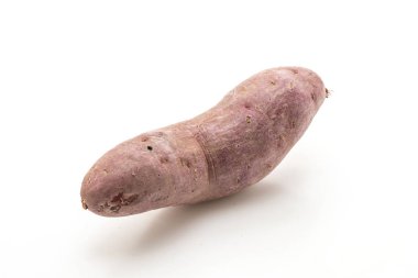 beyaz arkaplanda izole edilmiş mor tatlı patates