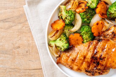 çukurunu tavuk göğsü biftek sebze (brokoli, havuç, soğan ile)