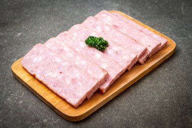 dilimlenmiş taze çiğ pastırma Barbekü