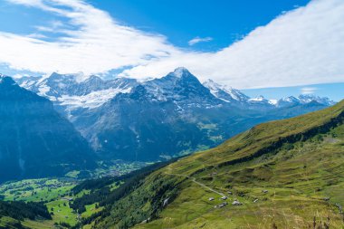Grindelwald köyü Alpler Dağı ve İsviçre mavi gökyüzü ile
