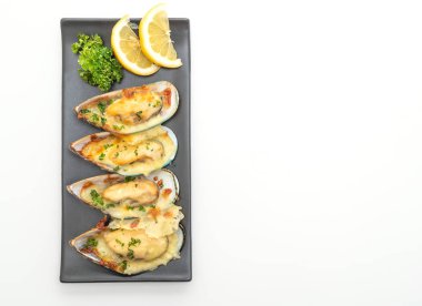 Beyaz arka plan üzerinde izole peynir pişmiş taze midye