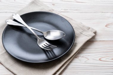 boş tabak kaşık çatal ve bıçak masada