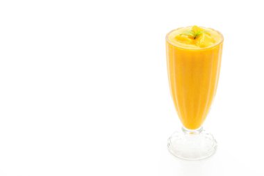 Beyaz arka plan üzerinde izole taze mango smoothies