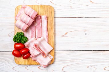Ahşap tahta üzerinde çiğ domuz pastırma dilimlenmiş