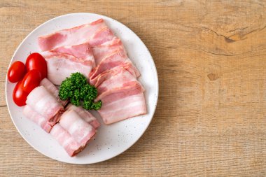 Çiğ domuz pastırma tabağa dilimlenmiş