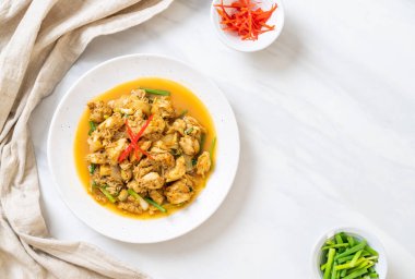 Fried yengeç ile toz köri - Tayland mutfağı