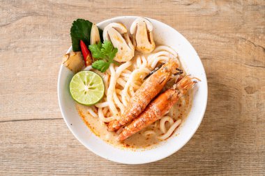Baharatlı karides udon ramen noodle (Tom Yum Goong) - Japon füzyon gıda tarzı