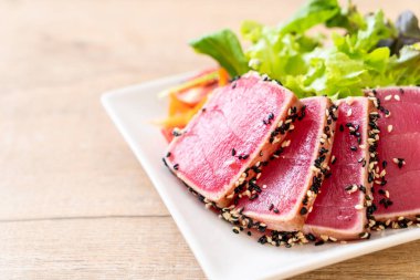 Taze ton balığı ve sebze salatası. Sağlıklı yemek.