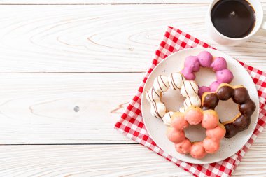 ahşap arka plan üzerinde siyah kahve ile çörek