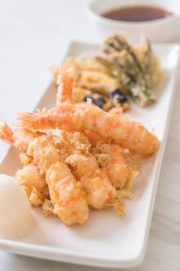 karides tempura (hırpalanmış kızarmış karides) sebze - Japon gıda tarzı