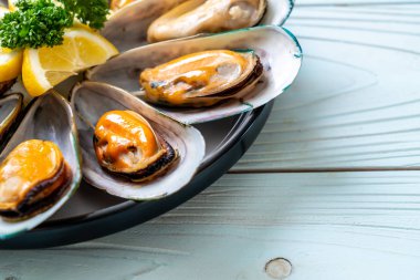 deniz ürünleri midye maydanoz ve limon ile