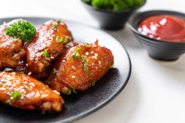 Beyaz susamlı ızgara tavuk kanadı.