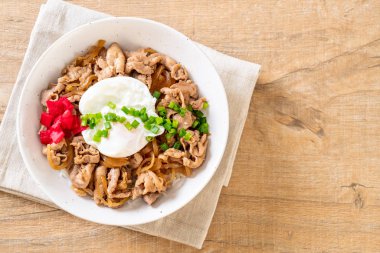 Yumurtalı domuz pirinci kasesi (Donburi) - Japon yemeği tarzı.