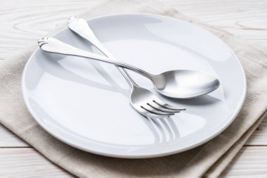 boş tabak kaşık çatal ve bıçak masada