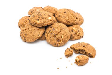 çikolata ve beyaz arka plan üzerinde izole kaşu fındık kurabiye