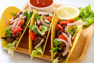 Meksika usulü et ve sebzeli taco.