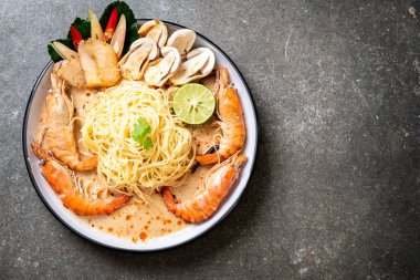 Baharatlı karides spagetti makarna (Tom Yum Goong) - İtalyan Füzyon gıda tarzı