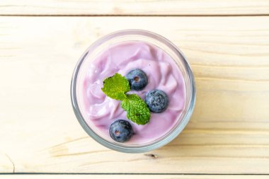 Taze yaban mersinli ev yapımı yoğurt