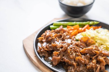 sıcak plaka - Asya tarzı domuz biftek dilimlenmiş