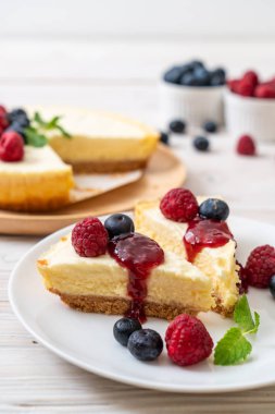 Ev yapımı cheesecake taze ahududu ve yaban mersini ile