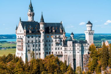 Neuschwanstein Şatosu Almanya'da Bavyera Alpleri, mavi gökyüzü ile güzel mimari