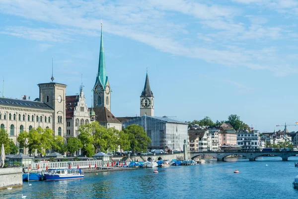 Zürcher Innenstadt Mit Frau Und Grossmünsterkirchen Und Limmat Zürichsee — Stockfoto