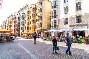 Innsbruck, Avusturya - 29 Ağustos 2019: Innsbruck şehir merkezi ile lots-in insanlar ve sokak kafeleri İnnsbruck, Tyrol, Avusturya