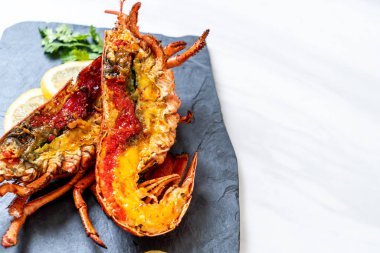 Limonlu ızgara ıstakoz biftek.