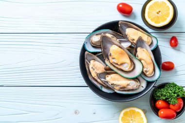 üzerinde siyah kase taze midye