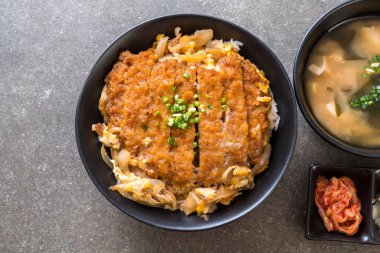 Kızarmış domuz pirzolası kasesi (Katsudon) - Japon yemek tarzı