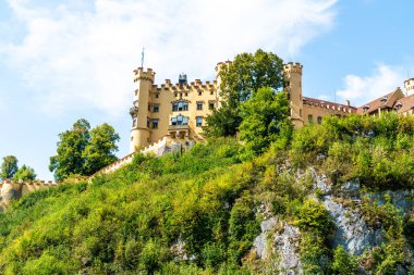 Bavyera Alpleri Almanya ile mavi gök Hohenschwangau Kalesi'nde güzel mimari