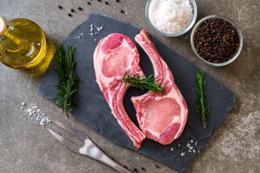 taze domuz pirzolası ham madde ile