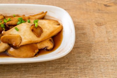 İstiridye soslu kızarmış kral istiridye mantarı. Sağlıklı, vejetaryen ya da vejetaryen yemek tarzı.