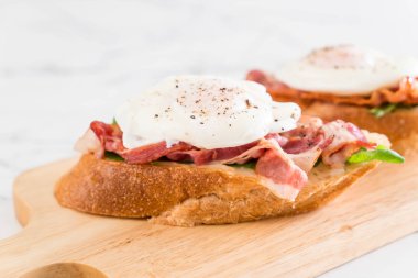 yumurta benedict ahşap tahta üzerinde