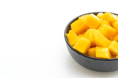 Beyaz arka plan üzerinde izole taze ve altın Mango