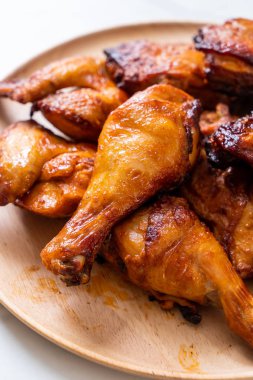 Masada ızgara ve ızgara tavuk.