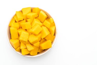 Beyaz arka plan üzerinde izole taze ve altın Mango