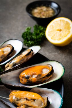 deniz ürünleri midye maydanoz ve limon ile