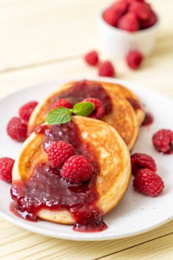 Taze ahududu ve frambuaz sos ile sufle gözleme