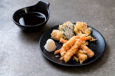 karides tempura (hırpalanmış kızarmış karides) sebze - Japon gıda tarzı
