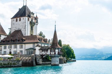 Thun Gölü arka planda İsviçre ile Oberhofen kalesinde güzel mimari