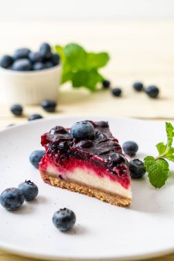 Ahşap arka planda ev yapımı yaban mersinli kek.