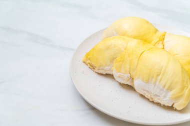 Taze Durian meyve plaka üzerinde