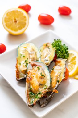 Peynirli taze midye.