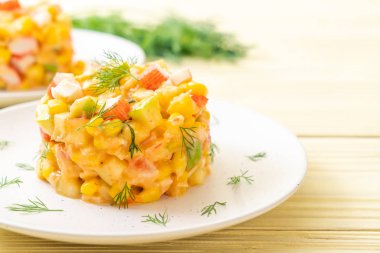 meyve salatası (elma, Mısır, papaya, ananas) - yengeç sopa ile karışık sağlıklı gıda tarzı