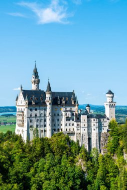 Neuschwanstein Şatosu Almanya'da Bavyera Alpleri, mavi gökyüzü ile güzel mimari